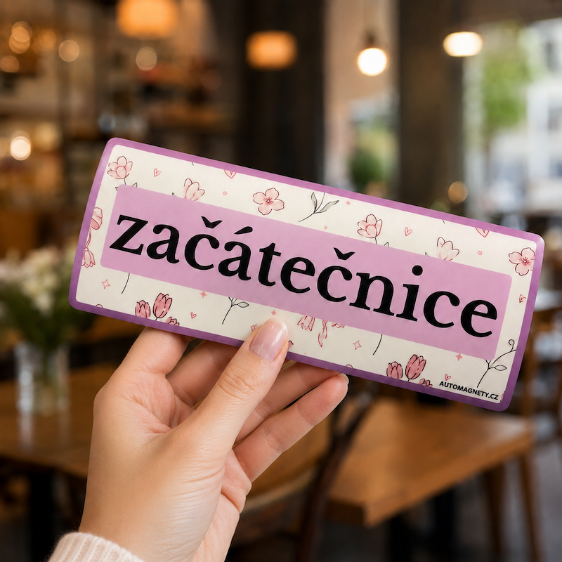 začátečnice drží magnetickou značku v ruce
